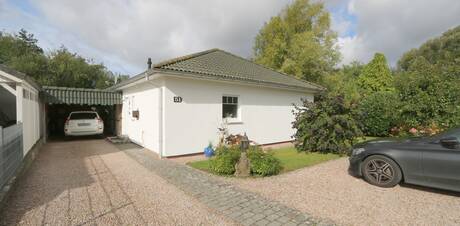 RESERVIERT!!!   Idyllisches Wohnen!
Bungalow mit 3 Zi. auf ca. 90m&sup2; mit Garten und Carport in Gr&ouml;mitz-Brenkenhagen